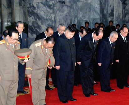 Kim Jong-un, tercero por la izquierda, visita la capilla ardiente de su padre. A su izquierda, si tío Kim Yong Nam, número dos del régimen. Imagen distribuida por la agencia oficial norcoreana.