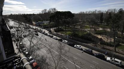 Vista de la avenida de Menéndez Pelayo, que el Ayuntamiento quiere remodelar aprovechando la construcción de un aparcamiento en Retiro.