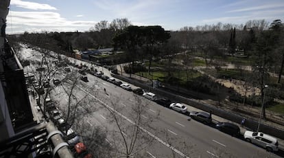 Vista de la avenida de Menéndez Pelayo, que el Ayuntamiento quiere remodelar aprovechando la construcción de un aparcamiento en Retiro.