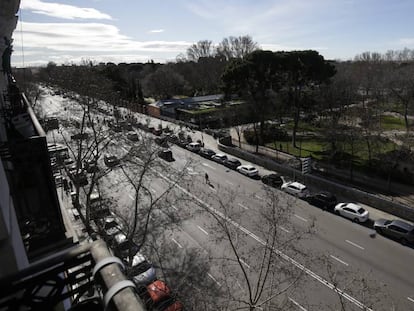 Vista de la avenida de Menéndez Pelayo, que el Ayuntamiento quiere remodelar aprovechando la construcción de un aparcamiento en Retiro.