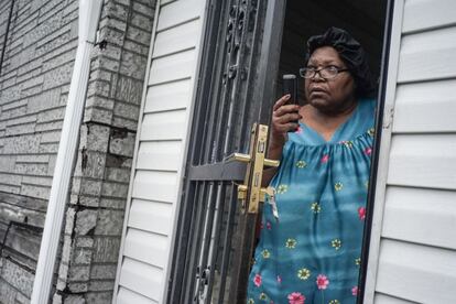 “Me alegro de que caiga”, dice esta mujer mientras observa el derribo de una casa vecina