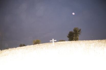 Una cruz marca la frontera entre Carabanchel, en la capital, y Leganés.
