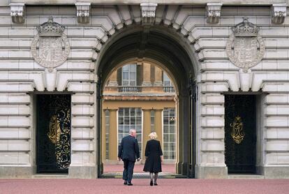 Los reyes Carlos y Camila entran en el palacio de Buckingham, residencia oficial de los reyes británicos.