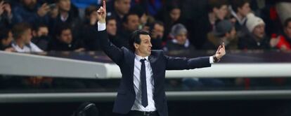 Emery gesticula durante el partido ante el Barcelona.