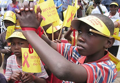 Niños en la manifestación que ayer se celebró en Nairobi (Kenia) en apoyo de la lucha contra el sida.