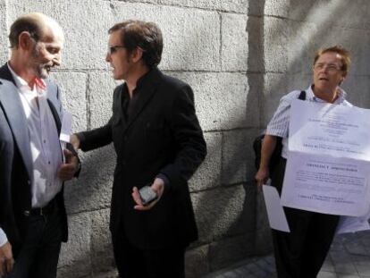 El cantante Ramoncín (centro) conversa con José Miguel Fernández Sastrón (izquierda) ante la sede de la SGAE en Madrid.