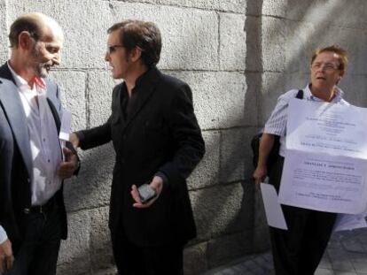 El cantante Ramonc&iacute;n (centro) conversa con Jos&eacute; Miguel Fern&aacute;ndez Sastr&oacute;n (izquierda) ante la sede de la SGAE en Madrid.