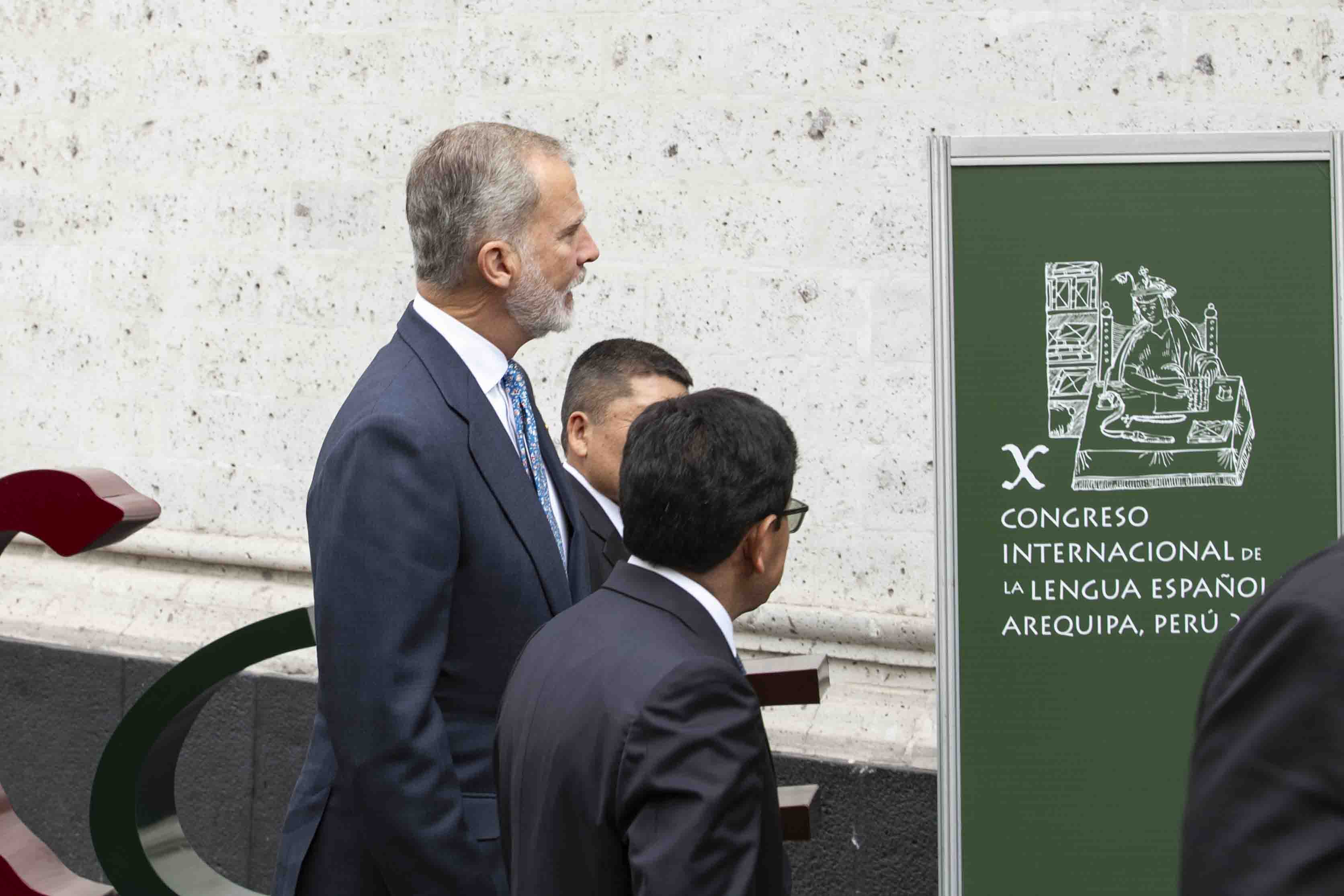 El Felipe VI llega al Teatro Municipal de Arequipa.