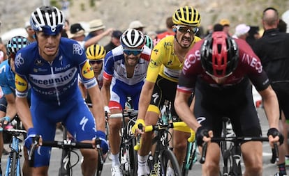 Julian Alaphilippe, de amarillo, seguido por Thibaut Pinot, en una ascensión en la 18ª etapa disputada entre Embrum y Valloire. 