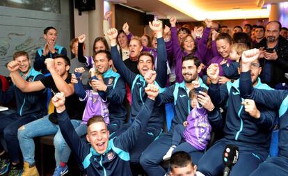 Los jugadores del Becerril y sus familias festejan el emparejamiento con la Real Sociedad en un bar de la localidad castellana.