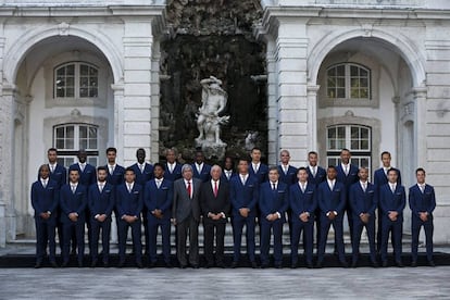 El presidente de Portugal Marcelo Rebelo de Sousa (c), el presidente del Parlamento de Portugal Ferro Rodrigues (6i) posan junto a los jugadores de Portugal a su llegada a la una ceremonia del equipo en el Palacio de Belem en Lisboa (Portugal). Los portugueses también se decantaron por el azul marino para el traje de calle. Los zapatos son regalo de Cristiano Ronaldo.