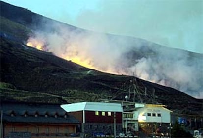 La lava avanza peligrosamente hacia un restaurante, que ha sido desalojado.