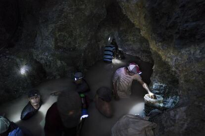 En Chinandega (Nicaragua) cientos de hombres se ganan la vida trabajando en las minas de oro sin ningún tipo de protección y expuestos a la muerte. Mientras no hubo una ley que controlara las extracciones, las multinacionales trabajaron allí pero, cuando llegaron esas normas, abandonaron porque sabían que los trabajadores, que eran los vecinos del pueblo, las iban a explotar por sus medios. Como se les iban a exigir informes de impacto ambiental, seguridad para los trabajadores, recuperar el terreno después de usarlo… Decidieron irse pero dejaron las minas abiertas. Siguen comprando el oro, pero desde fuera. Los trabajadores de las minas, al quedarse sin empleo, montaron cooperativas y ahora trabajan directamente y lo venden. Para para poder comer trabajan como bestias todo el mes y las condiciones son lamentables, no hay más que ver el aspecto del agua.