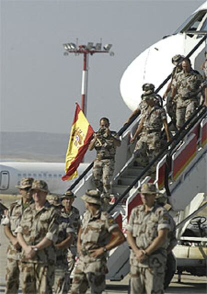 En la imagen, los militares a su llegada al aeropuerto de Zaragoza.