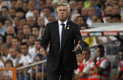 Ancelotti no da con la clave para volver a encontrar el equilibrio en el centro del campo después de las salidas a última hora de Di María y Xabi Alonso. El trío formado por Modric, Kroos y James no ha servido de momento para sustentar el ataque de Cristiano, Benzema y Bale.