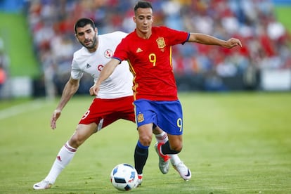 El centrocampista de la selección española Lucas Vázquez  y el defensa de Georgia Amisulashvili durante el partido amistoso que disputan hoy en el Coliseum Alfonso Pérez de Getafe.