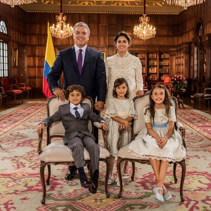 El nuevo presidente de Colombia, Iván Duque, posa junto a la primera dama Maria Juliana Ruiz y sus tres hijos en la Casa de Nariño, el palacio presidencial.