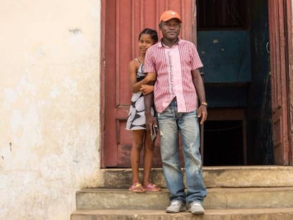 Jospeh Duo, ex ni&ntilde;o soldado en Liberia, junto a su hija. 