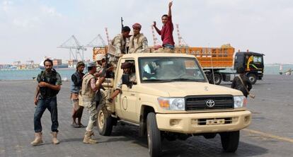 Combatienetes leales al Gobierno del presidente yemení, Abd Rabbo Mansur Hadi, este lunes en Adén.