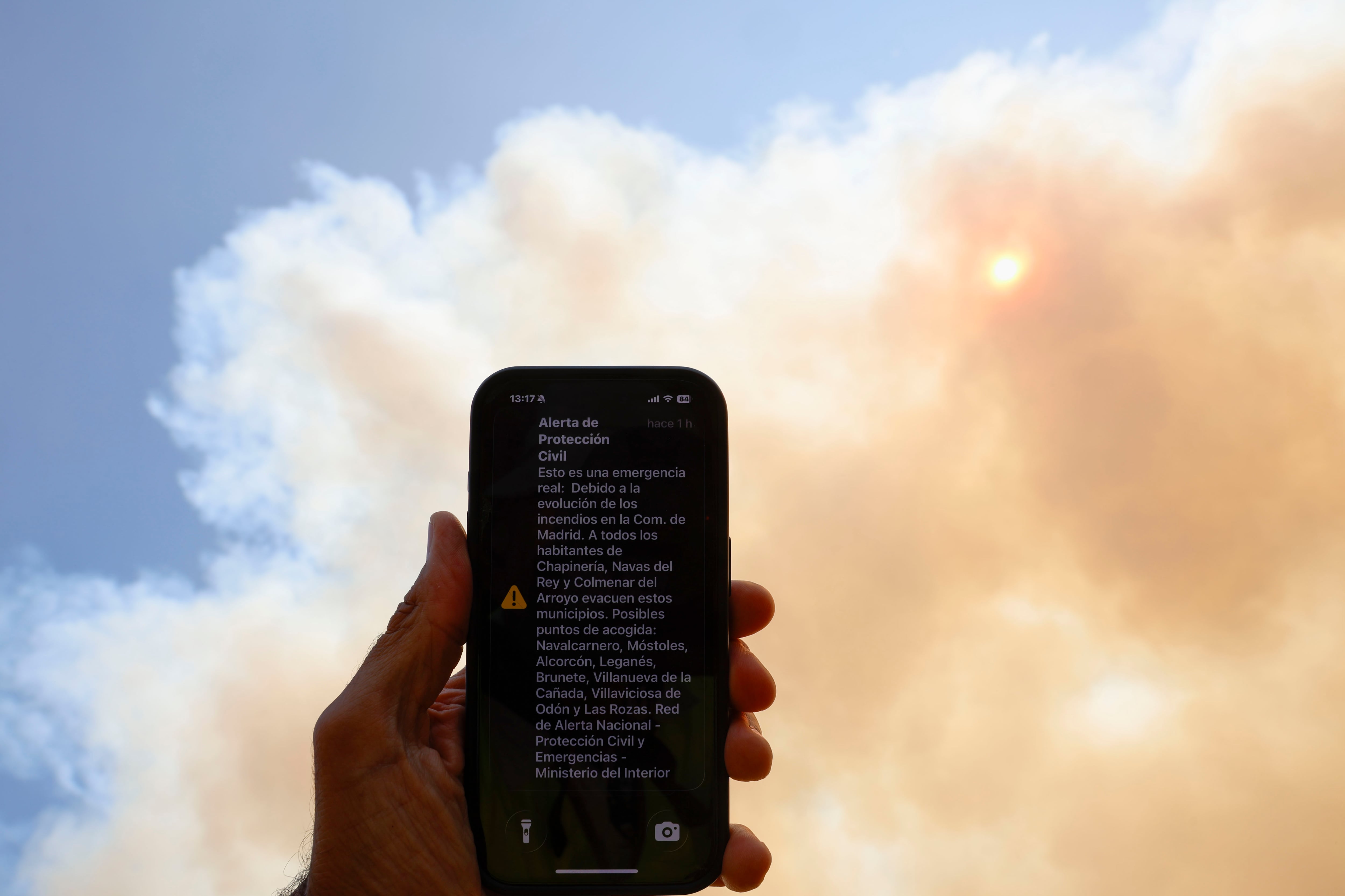 Una vecina de Chapinería (Madrid) que ha tenido que huir del fuego: “Está todo lleno de humo y de pavesas”