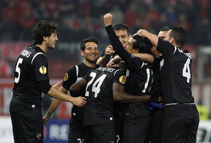 Los jugadores del UD Levante celebran el gol conseguido ante el Olympiacos