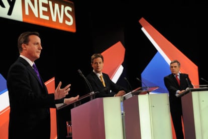 De izquierda a derecha, David Cameron, Nick Clegg y Gordon Brown, en el segundo debate electoral.
