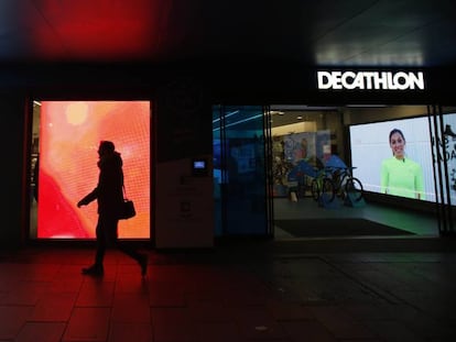 Fachada de una tienda de Decathlon en la calle de Ortega y Gasset, en Madrid.