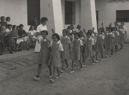 Un grupo de niñas desfila durante un acto de la Sección Femenina.