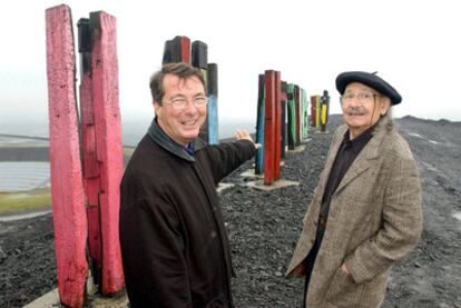 Gerard Mortier, con Agustín Ibarrola, en una instalación del artista vasco para la Trienal del Ruhr en 2002.