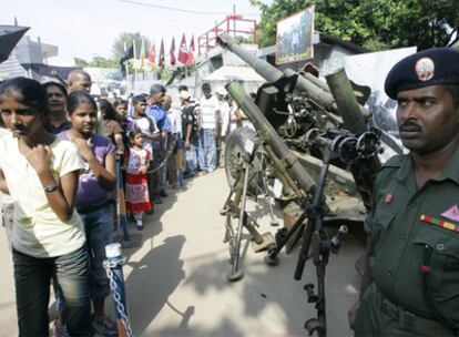 Exposición de armamento incautado a la guerrilla tamil en Colombo, capital de Sri Lanka.