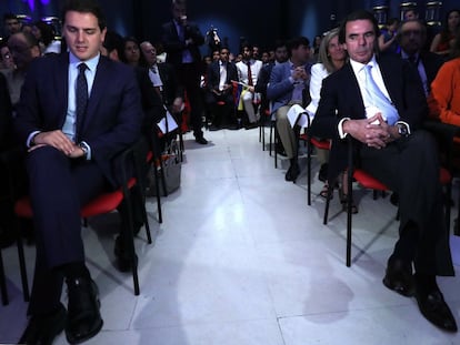 Albert Rivera y José María Aznar (derecha), en una conferencia en Madrid en junio de 2017.