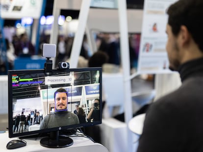 Demostración de una aplicación de inteligencia artificial en el Mobile World Congress en Barcelona el 28 de enero de 2023.