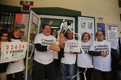 El dueño de la Papelería Rarmirez donde se ha vendido el primer premio, en Jerez de la Frontera (Cádiz).