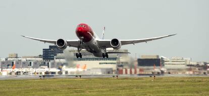 Despegue de un avi&oacute;n de Norwegian. 