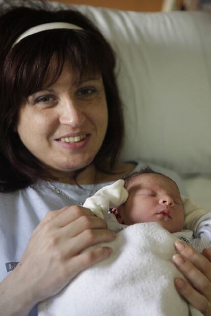 Gabriel en brazos de su madre.