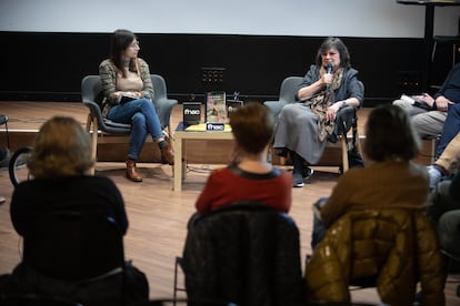 La escritora colombiana Laura Restrepo charla sobre su última novela 'Canción de antiguos amantes' con los participantes del Club de Lectura de EL PAÍS, en Fnac de Bacelona,