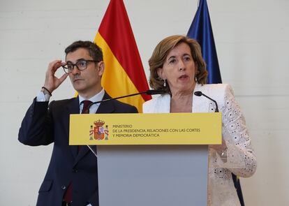 El ministro de la Presidencia, Félix Bolaños, en la comparecencia en la Galería de las Colecciones Reales junto a la presidenta de Patrimonio Nacional, Ana de la Cueva.