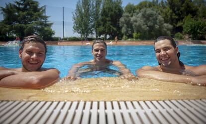 Bustos, Granados y Tahull posan en la pisicina del CN Montjuïc.