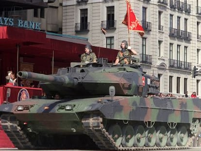 Carro de combate Leopard, durante el desfile del Doce de Octubre de 2002, que fue prestado a España para esta parada.