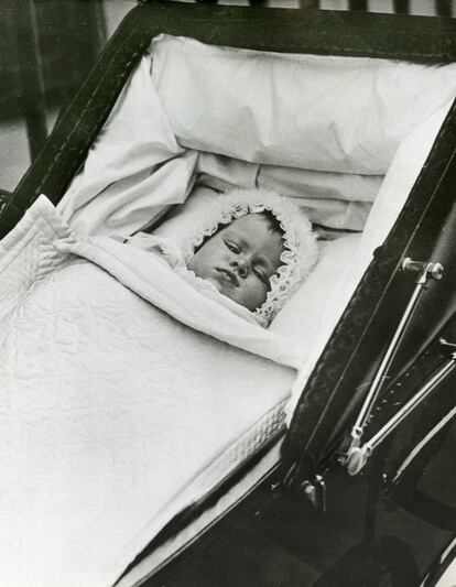 A diferencia de muchos monarcas, Isabel II no nació destinada para reinar. En el momento en el que vino al mundo, el 21 de abril de 1926, su padre, Alberto, el segundo hijo de Jorge V, era duque de York, segundo en la línea de sucesión tras el príncipe de Gales. Esta fotografía fue tomada el 9 de octubre de 1926, en la primera aparición pública de la recién nacida.
