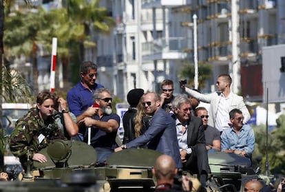 Domingo 18 de mayo de 2014. En tres tanques pasean por Cannes, entre otros, Sylvester Stallone (de pie, primero por la izquierda), Mel Gibson (con barba), Wesley Snipes (de espaldas), Jason Statham, Harrison Ford, Arnold Schwarzenegger y, a la derecha de la imagen, Antonio Banderas.