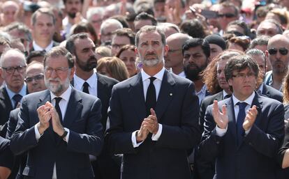 Minuto de silencio en la barcelonesa plaza de Cataluña por los atentados terroristas yihadistas de La Rambla de Barcelona y Cambrils, desde la izquierda: el presidente Mariano Rajoy, el rey Felipe VI y el presidente catalán, Carles Puigdemont, el 18 de septiembre de 2017. 