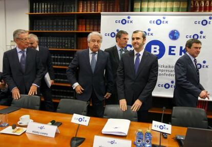 El presidente de los empresarios vizcaínos, Iñaki Garcinuño, segundo por la derecha