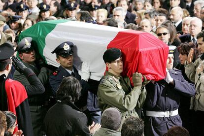 Italia ha despedido hoy con un funeral de Estado al agente Nicola Calipari, que perdió la vida en Irak al recibir los disparos de soldados de Estados Unidos. Calipari, considerado un héroe en su país, salvó la vida de la periodista Giuliana Sgrena, tras negociar su liberación, al protegerla con su cuerpo.