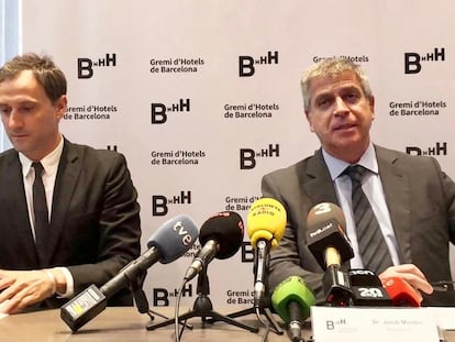 A la derecha, Jordi Mestre, presidente del Gremio de Hoteleros de Barcelona, y Manel Casals, director del gremio.