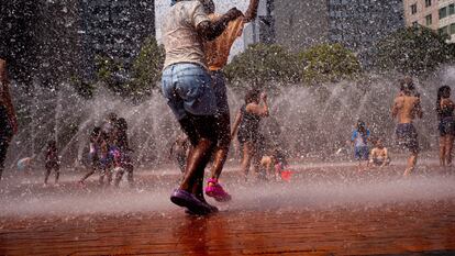 Personas se refrescan en fuentes públicas de Boston, Estados Unidos, el 19 de junio 2024.