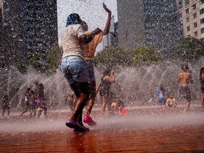 Personas se refrescan en fuentes públicas de Boston, Estados Unidos, el 19 de junio 2024.