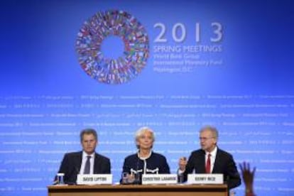 La directora gerente del Fondo Monetario Internacional (FMI), Christine Lagarde (c), el "número dos" del FMI, David Lipton (i), y el portavoz del FMI, Gerry Rice (d), comparecen ante la prensa tras la reunión de primavera del FMI y el Banco Mundial (BM) en Washington, el pasado mes de abril. EFE/Archivo