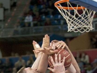 El pivot del Valencia Basket Serhiy Lischchuk intenta un lanzamiento ante el alero del Caja Laboral Andrés Nocioni.