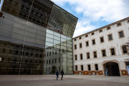 Dos personas pasean por la plaza del CCCB.